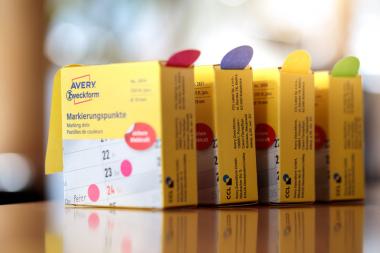Avery öntapadó jelölőpont adagoló dobozban - sárga 19 mm