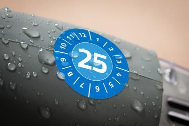 Avery időjárásálló öntapadó plakett Vinyl 2025 év-hónapokkal 30mm - kék