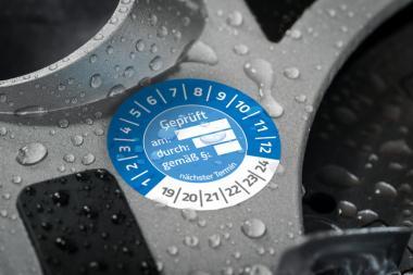 Avery időjárásálló öntapadó plakett Vinyl  2020-2025 - Ø 20 mm