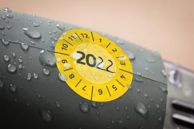 Avery időjárásálló öntapadó plakett 20XX  Ø 30 mm - sárga