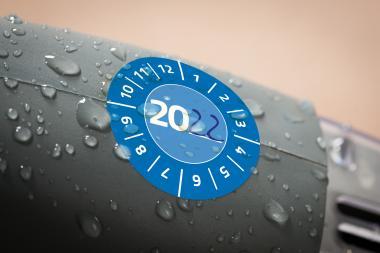 Avery időjárásálló öntapadó plakett Vinyl  20XX  Ø 30 mm - kék